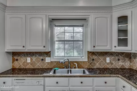 Kitchen - 203 Remington Dr, Brandon, MS 39042 photo 4 of 4