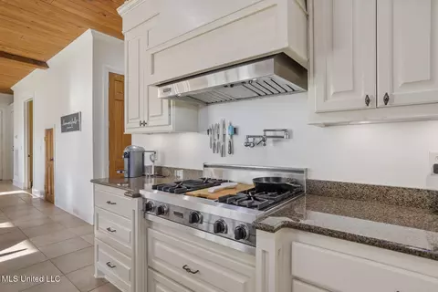 Kitchen - 100 Catherine Cv, Madison, MS 39110 photo 6 of 8