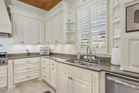 Kitchen - 100 Catherine Cv, Madison, MS 39110 photo 4 of 8