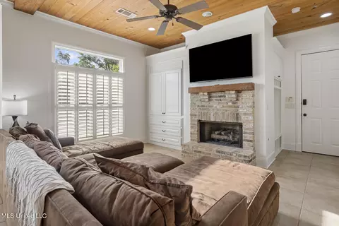 Living - 100 Catherine Cv, Madison, MS 39110 photo 2 of 2