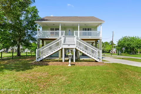129 Sears Ave, Waveland, MS 39576