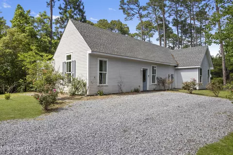 790 Peach St, Ocean Springs, MS 39564