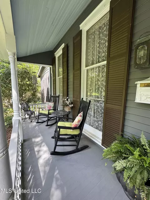 Exterior - 711 N Union St, Natchez, MS 39120 photo 4 of 10