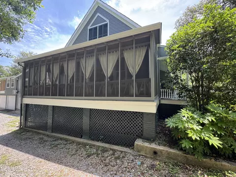 Exterior - 711 N Union St, Natchez, MS 39120 photo 8 of 10