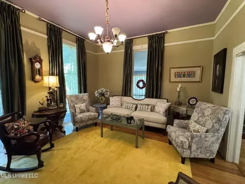 Living - 711 N Union St, Natchez, MS 39120 photo 1 of 4