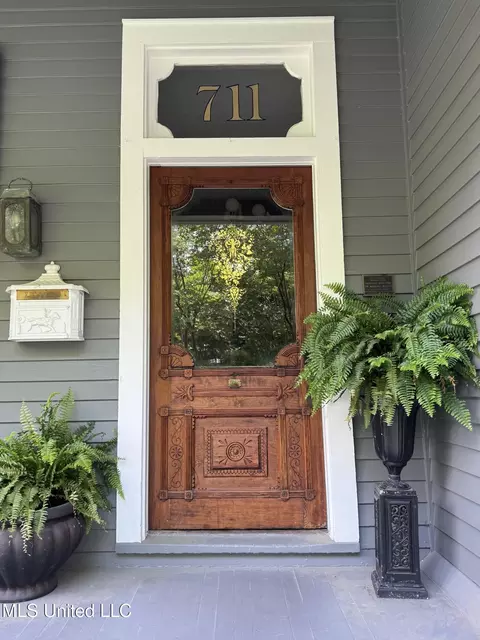 Exterior - 711 N Union St, Natchez, MS 39120 photo 3 of 10