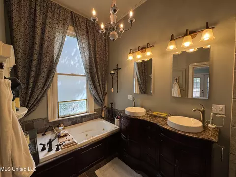 Bath - 711 N Union St, Natchez, MS 39120 photo 4 of 6