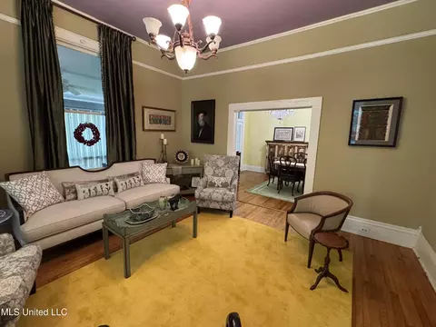 Living - 711 N Union St, Natchez, MS 39120 photo 2 of 4