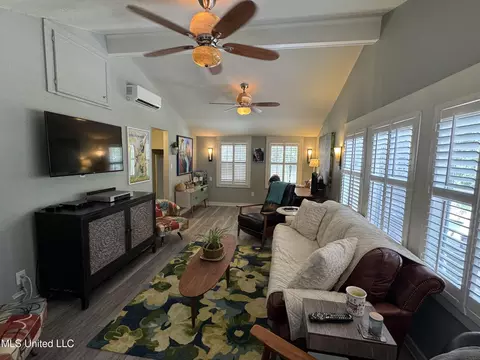 Living - 711 N Union St, Natchez, MS 39120 photo 4 of 4