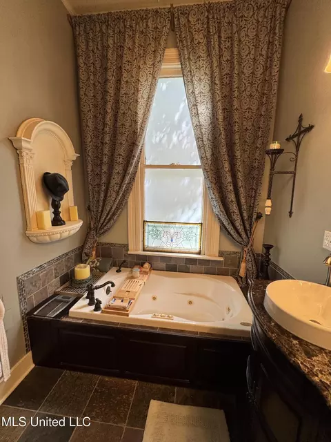 Bath - 711 N Union St, Natchez, MS 39120 photo 5 of 6