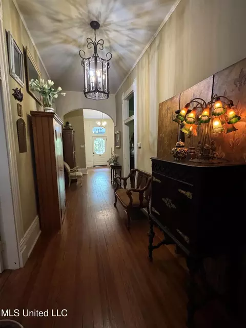 Entry Way - 711 N Union St, Natchez, MS 39120 photo 2 of 3