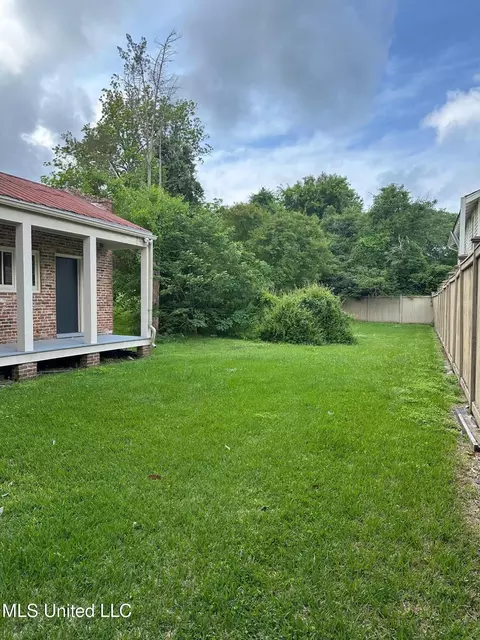 Exterior - 608 High St, Natchez, MS 39120 photo 7 of 15