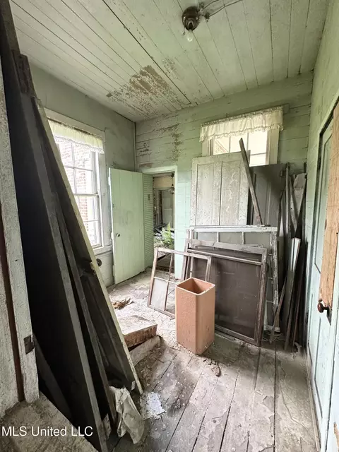Entry Way - 608 High St, Natchez, MS 39120 photo 3 of 6