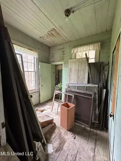Entry Way - 608 High St, Natchez, MS 39120 photo 5 of 6