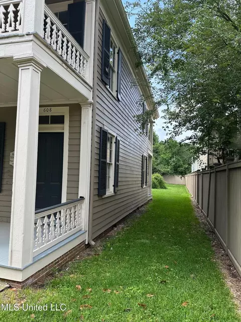 Exterior - 608 High St, Natchez, MS 39120 photo 6 of 15