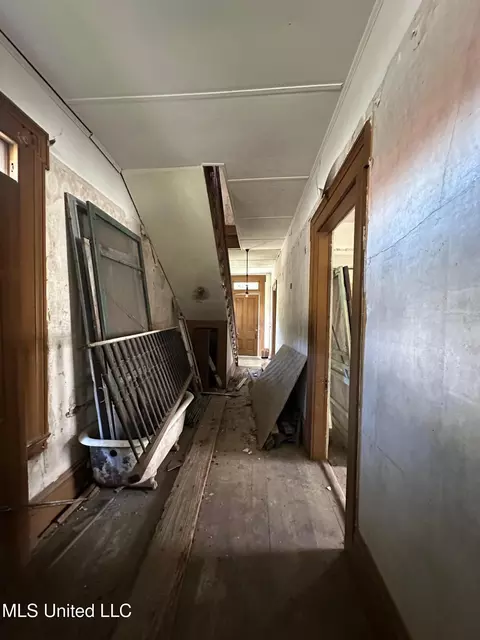 Entry Way - 608 High St, Natchez, MS 39120 photo 2 of 6