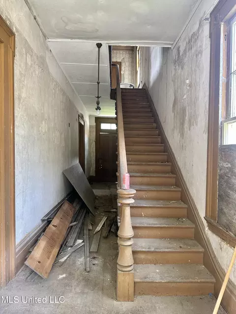 Entry Way - 608 High St, Natchez, MS 39120 photo 1 of 6