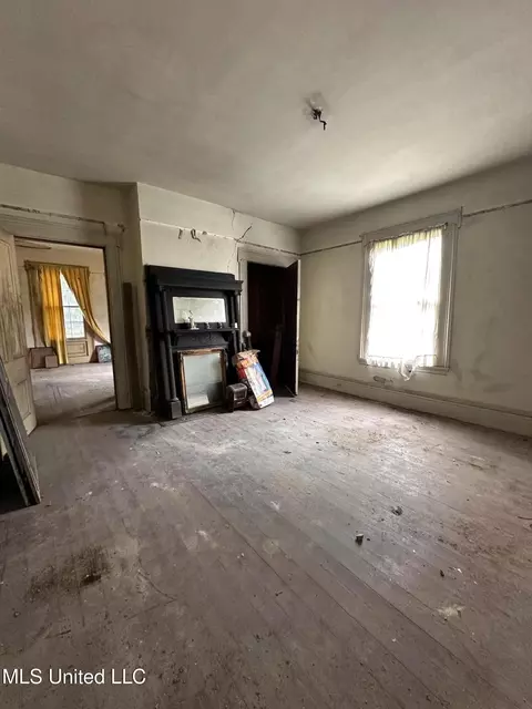 Living - 608 High St, Natchez, MS 39120 photo 1 of 1