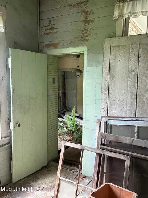 Entry Way - 608 High St, Natchez, MS 39120 photo 4 of 6