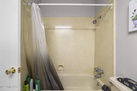 Bath - 5863 Cypress Trl, Jackson, MS 39211 photo 2 of 3