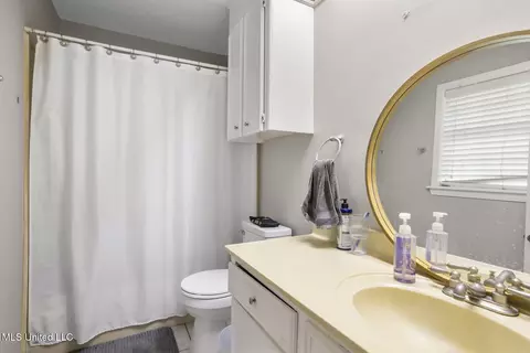 Bath - 5863 Cypress Trl, Jackson, MS 39211 photo 3 of 3