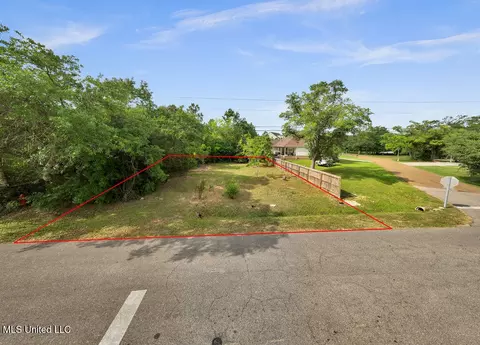 196 Bay Oaks Dr, Bay Saint Louis, MS 39520