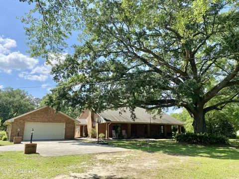 104 Baucum Rd, Carriere, MS 39426