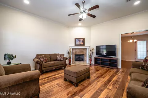 Living - 478 Fairway Ave, Byram, MS 39272 photo 2 of 2