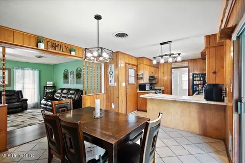 Dining - 232 Pinehurst Cir, Hazlehurst, MS 39083 photo 2 of 2