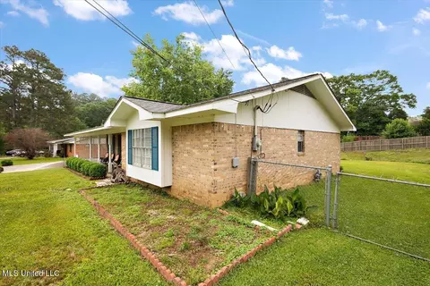 232 Pinehurst Cir, Hazlehurst, MS 39083