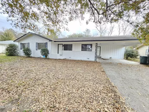 2112 Country Club Dr, Yazoo City, MS 39194