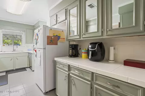 Kitchen - 165 Beechcrest Dr, Jackson, MS 39211 photo 2 of 6