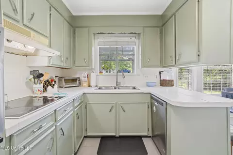 Kitchen - 165 Beechcrest Dr, Jackson, MS 39211 photo 3 of 6