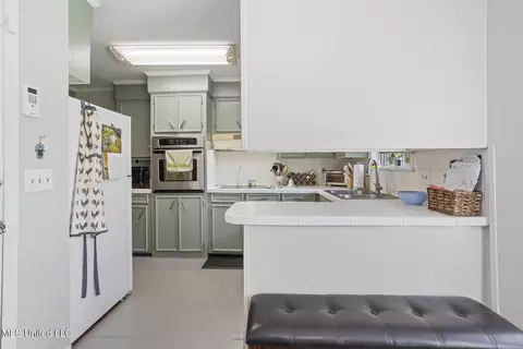 Kitchen - 165 Beechcrest Dr, Jackson, MS 39211 photo 5 of 6