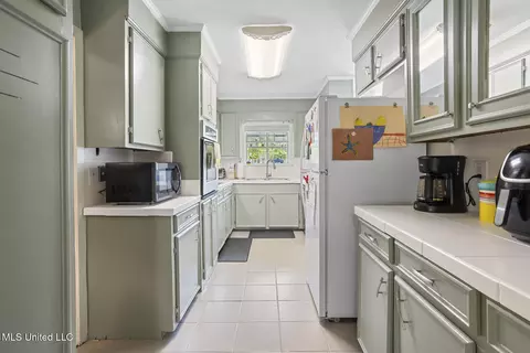 Kitchen - 165 Beechcrest Dr, Jackson, MS 39211 photo 1 of 6