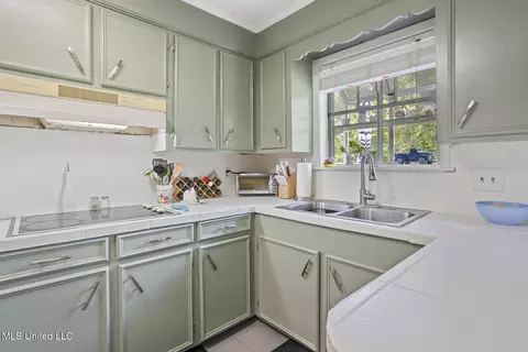 Kitchen - 165 Beechcrest Dr, Jackson, MS 39211 photo 4 of 6