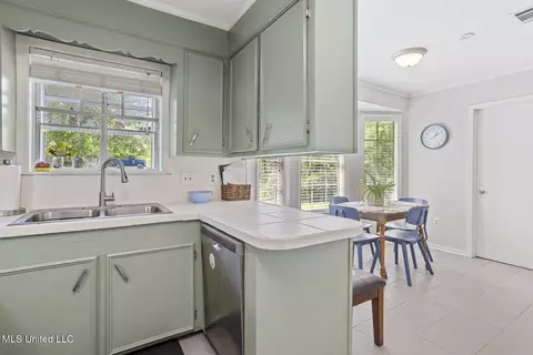 Kitchen - 165 Beechcrest Dr, Jackson, MS 39211 photo 6 of 6