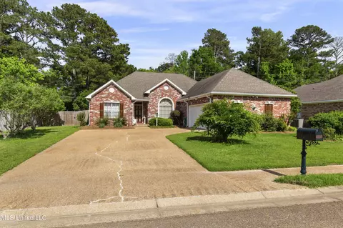 104 Raulston Dr, Byram, MS 39272