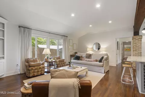 Living - 116 Chippewa Cir, Jackson, MS 39211 photo 1 of 2