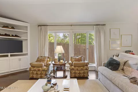 Living - 116 Chippewa Cir, Jackson, MS 39211 photo 2 of 2