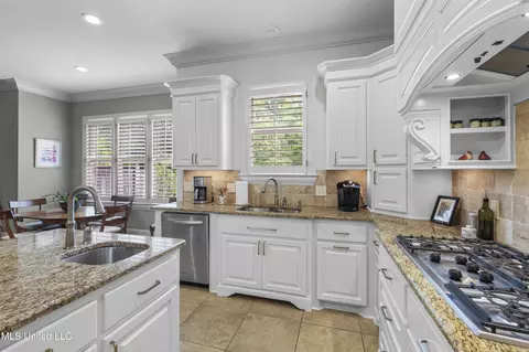 Kitchen - 133 Bristol Dr, Madison, MS 39110 photo 5 of 6