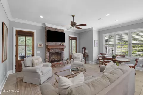 Living - 133 Bristol Dr, Madison, MS 39110 photo 6 of 8