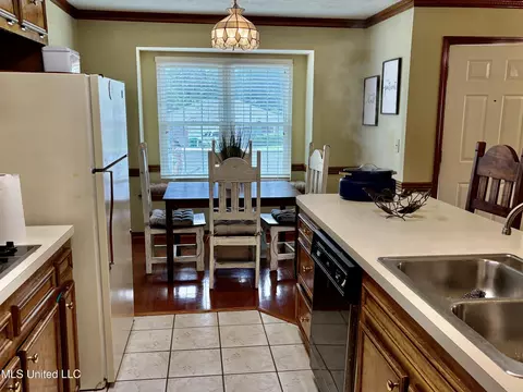 Dining - 420 Vining Ct, Byram, MS 39272 photo 2 of 2