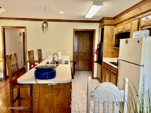 Kitchen - 420 Vining Ct, Byram, MS 39272 photo 2 of 2