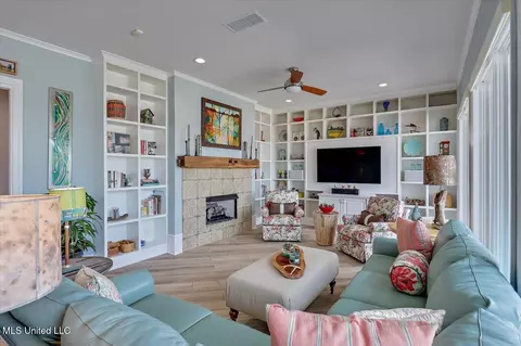 Living - 205 Audubon Point Dr, Brandon, MS 39047 photo 2 of 4