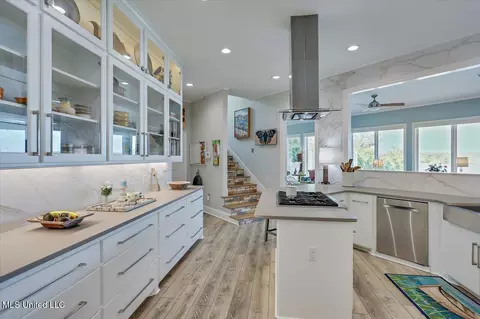 Kitchen - 205 Audubon Point Dr, Brandon, MS 39047 photo 3 of 6