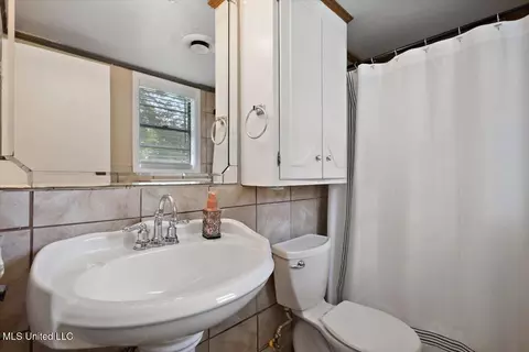 Bath - 4678 Nisqually Rd, Jackson, MS 39206 photo 1 of 2