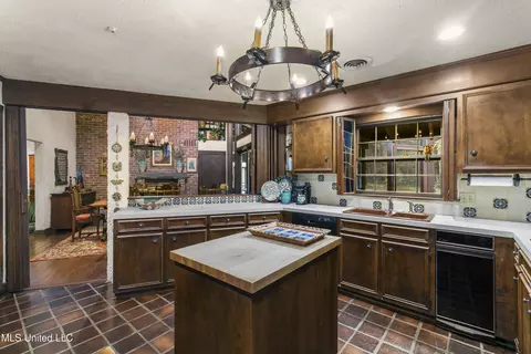 Kitchen - 305 Hand Dr, Flowood, MS 39232 photo 3 of 4