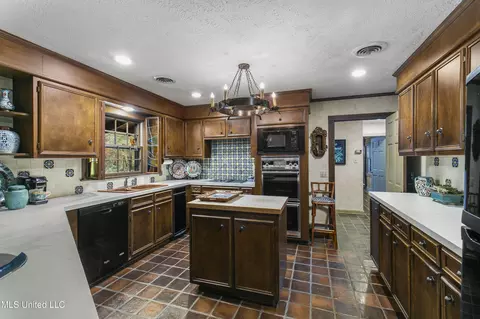 Kitchen - 305 Hand Dr, Flowood, MS 39232 photo 1 of 4