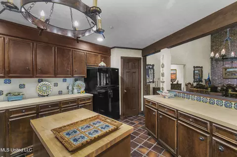 Kitchen - 305 Hand Dr, Flowood, MS 39232 photo 4 of 4